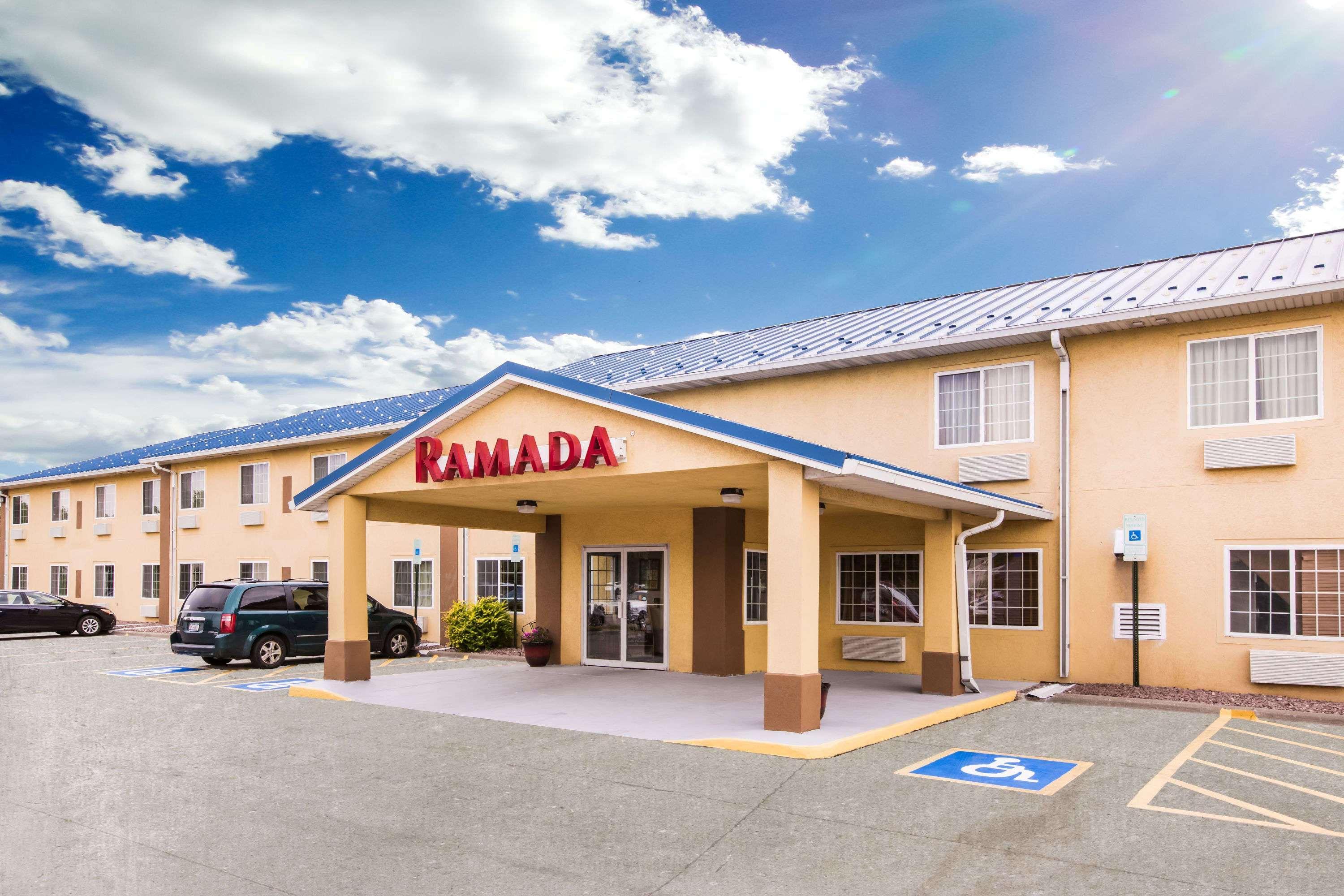 Ramada By Wyndham Sioux Falls Eksteriør billede